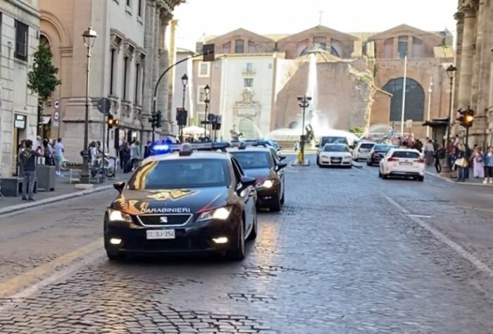 Roma, lite tra clochard in via Nazionale sfocia in accoltellamento: nei guai un 33enne