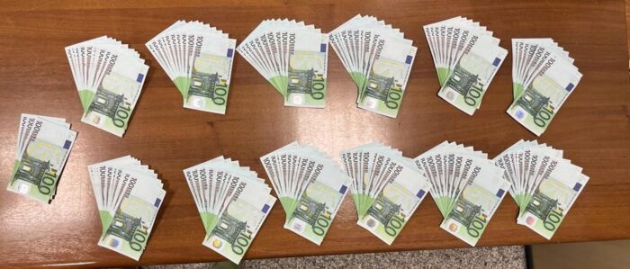 Aeroporto di Fiumicino, in partenza con oltre 12mila euro in banconote false: arrestato 23enne