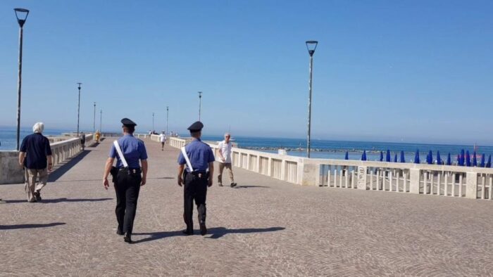 Ostia, colpi di arma da fuoco in strada, ricercato il colpevole