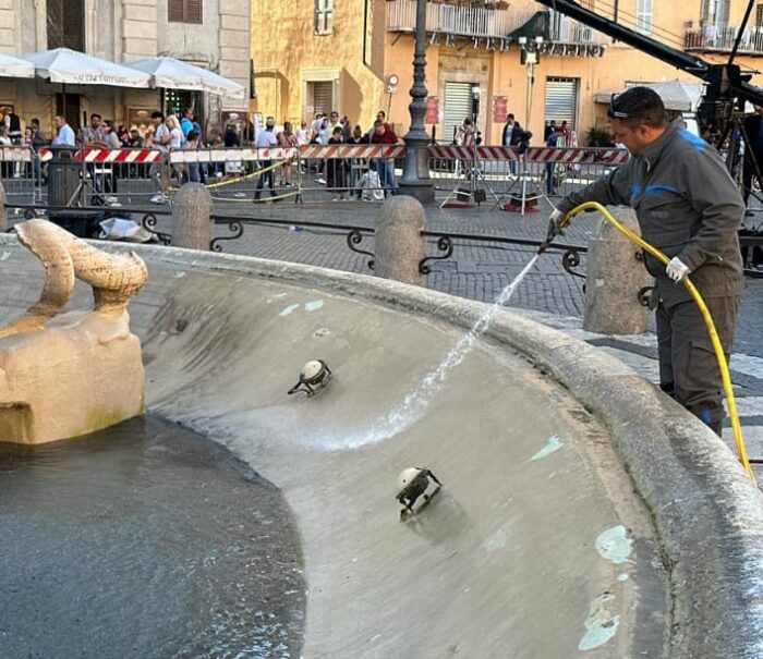 Roma, sfregio alla fontana dei Quattro Fiumi di Piazza Navona. Il Sindaco: "Atto da condannare"
