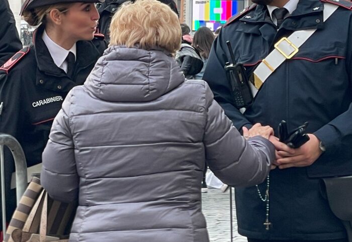 Roma, truffa un anziano fingendo che il figlio dell'uomo abbia avuto un incidente, sia stato arrestato e abbia bisogno di soldi