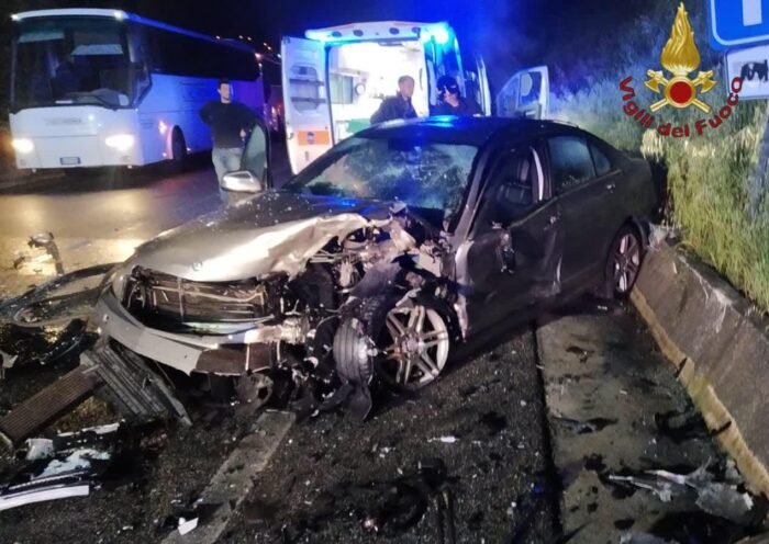 Guidonia, terribile incidente tra 3 auto nella notte: 20enne estratta dalle lamiere e trasportata al pronto soccorso in codice rosso