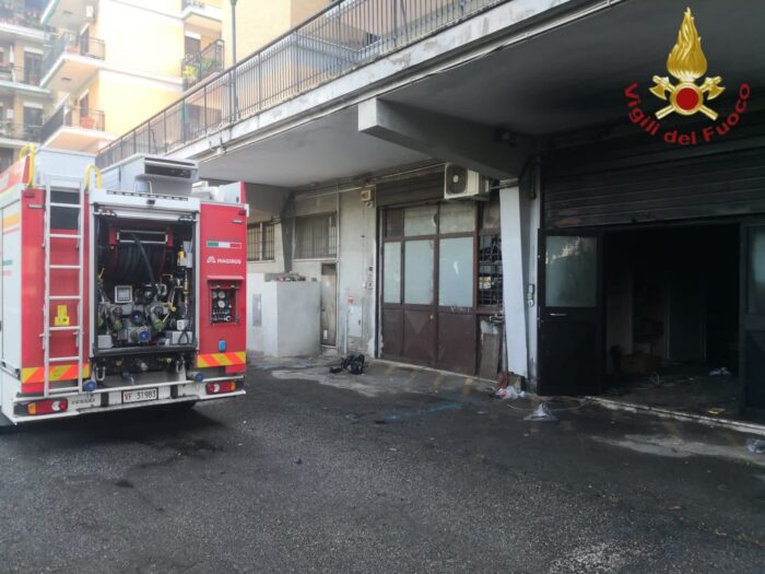 Magliana, fiamme in un locale di 300 mq: circa 40 gli interventi dei Vigili del Fuoco nella Capitale