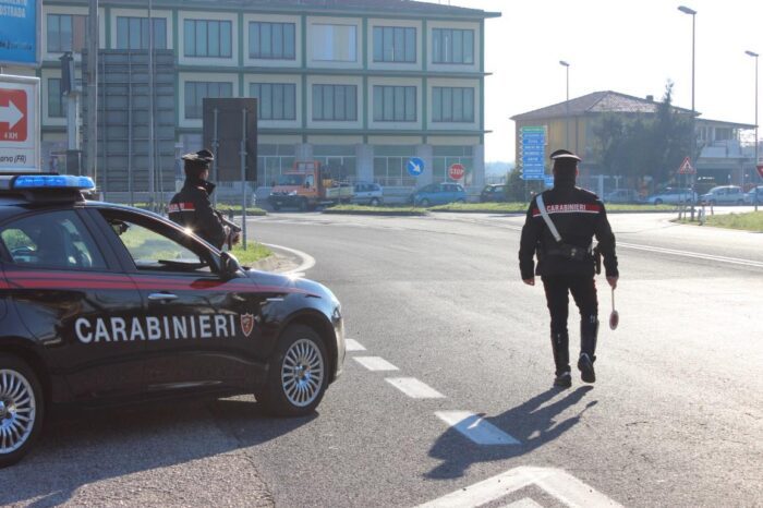 pontecorvo rubano in negozio fermate due donne