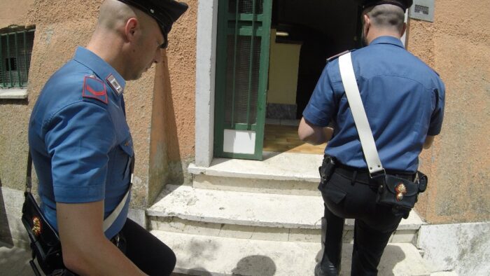 San Basilio, vede i carabinieri e prova a scappare su un taxi: arrestato un 19enne per spaccio. Controlli in varie zone della Capitale