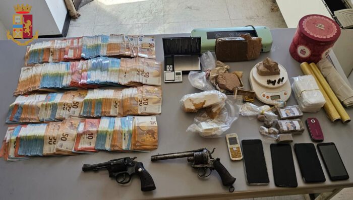 Fidene-Serpentara, uomo trovato con droga, 36mila euro in contanti e due pistole revolver con tanto di proiettili in casa