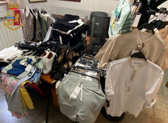 Roma, 129 capi di abbigliamento rubati in un centro commerciale