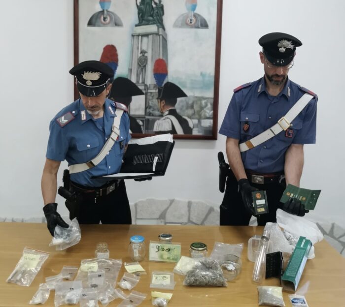 Pomezia, Arrestato 21enne, indiziato del reato di spaccio: in casa trovata droga, contanti e bilancino di precisione