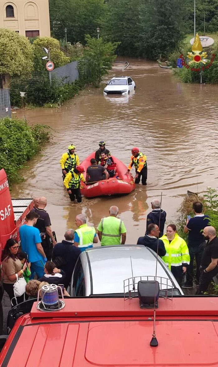 roma maltempo soccorse persone bloccate circolo equitazione