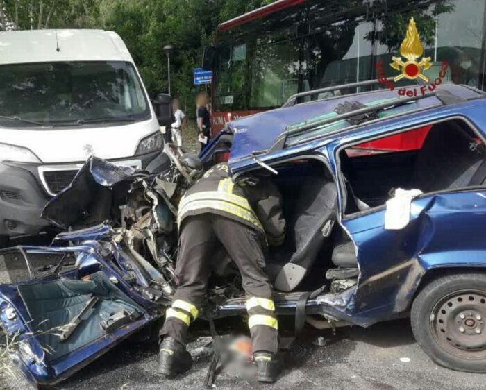 Roma, auto contro furgone: morta una donna, bimbo estratto dalle lamiere