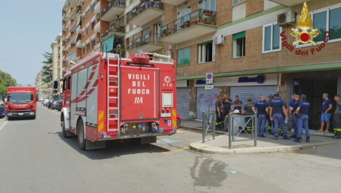 Roma, probabile incendio di cavi interrati: evacuato un palazzo