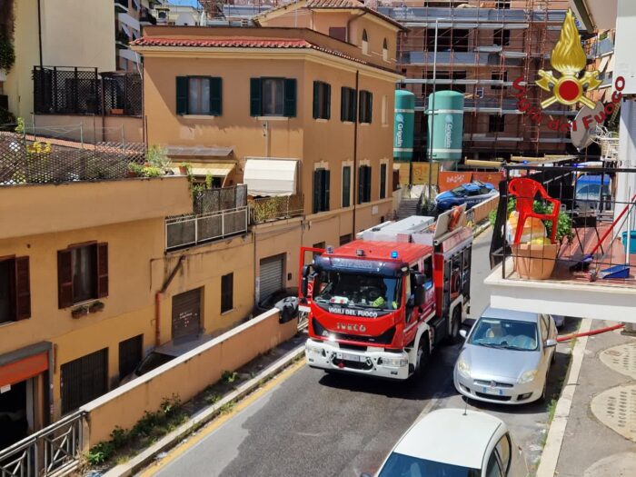 Roma, incendio in una palazzina di quattro piani zona Portuense
