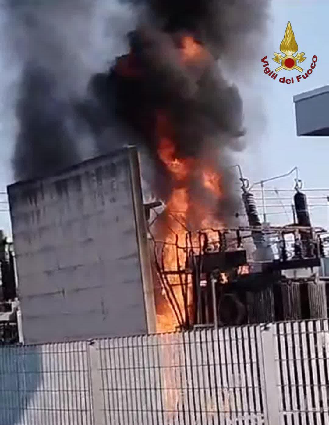 Roma, incendio nella centrale elettrica di Acea