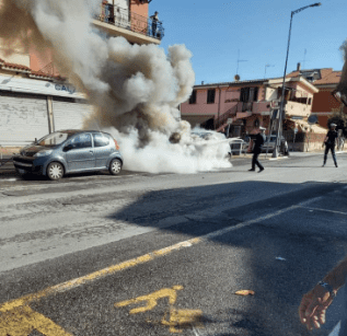 Ciampino, auto in fiamme a Morena: interviene la Polizia Locale