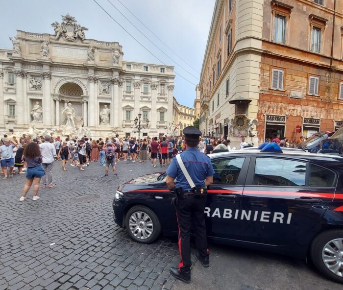 Roma, controlli antiborseggio nel centro storico: arrestate otto persone