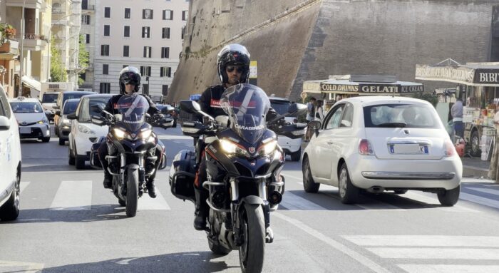 Roma, continui furti su auto di turisti: arrestati cinque uomini