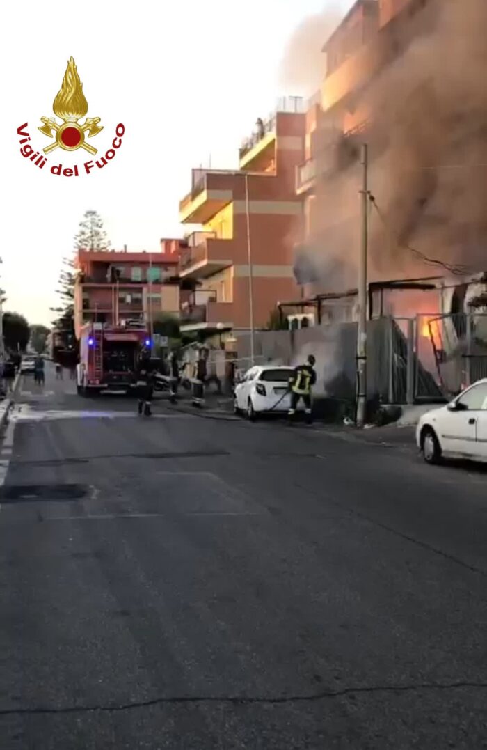 Fiumicino, fiamme in un supermercato: evacuate due palazzine
