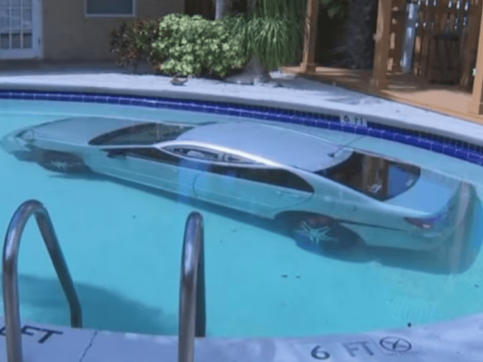 auto finisce piscina video