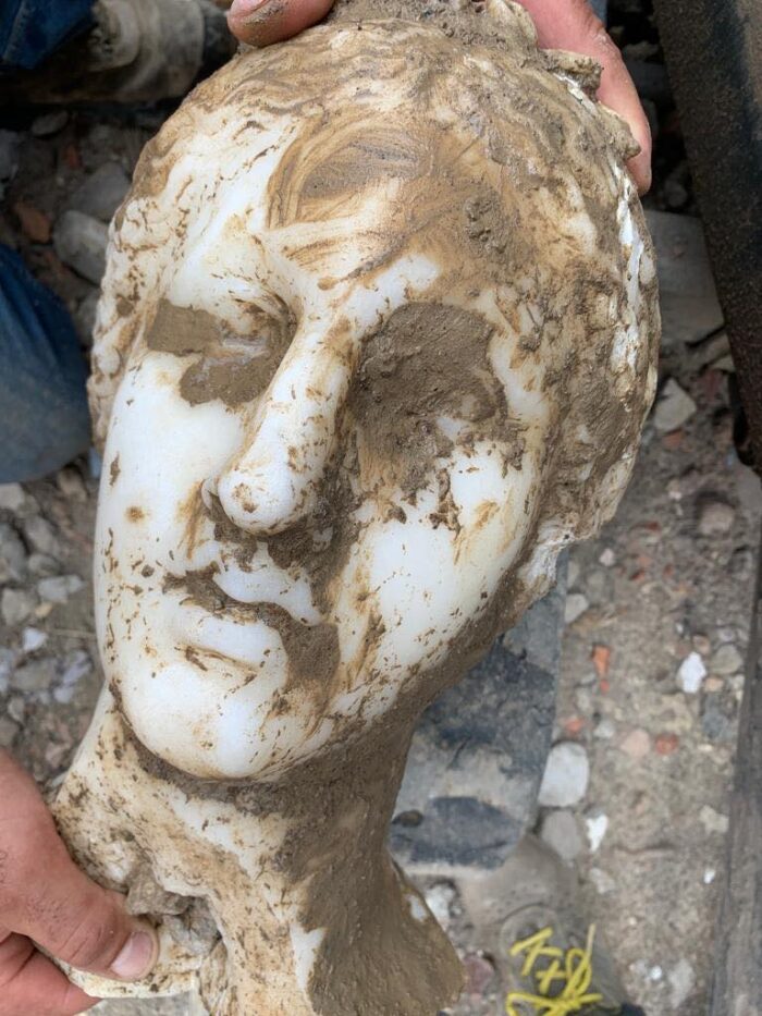 roma testa in marmo ritrovata in piazza augusto imperatore