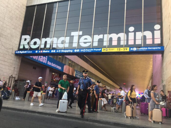 Termini e dintorni, controlli fitti: un uomo rifiuta di dare le generalità, insulta e minaccia i Carabinieri, e aveva un oggetto appuntito in metallo