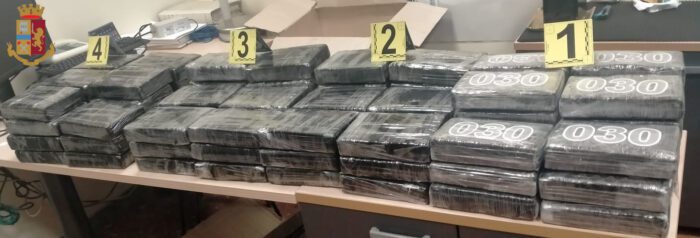 Roma, duro colpo al narcotraffico: sequestrati 85 kg di cocaina pura