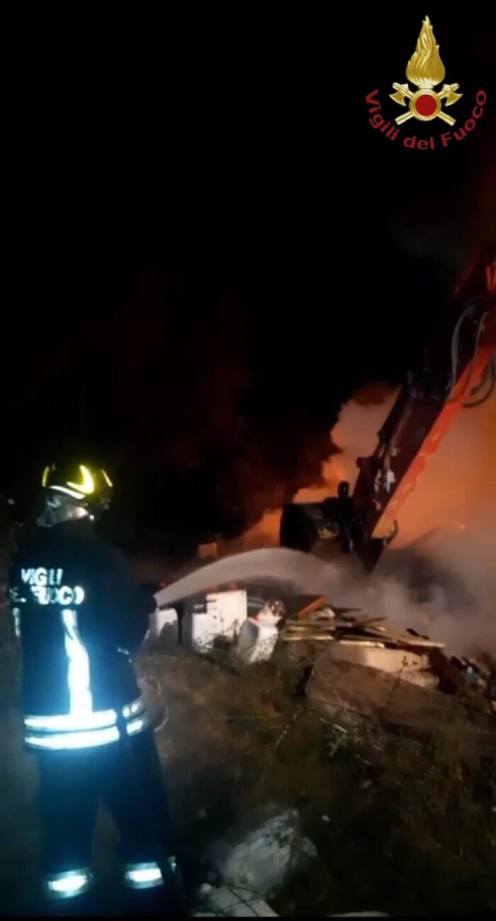 Ponte Mammolo, fiamme in una discarica abusiva