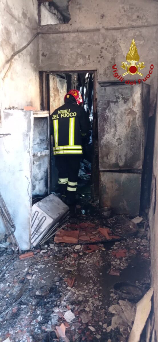 Roma, incendio in alcuni locali di via della stazione Tuscolana: morto un cane