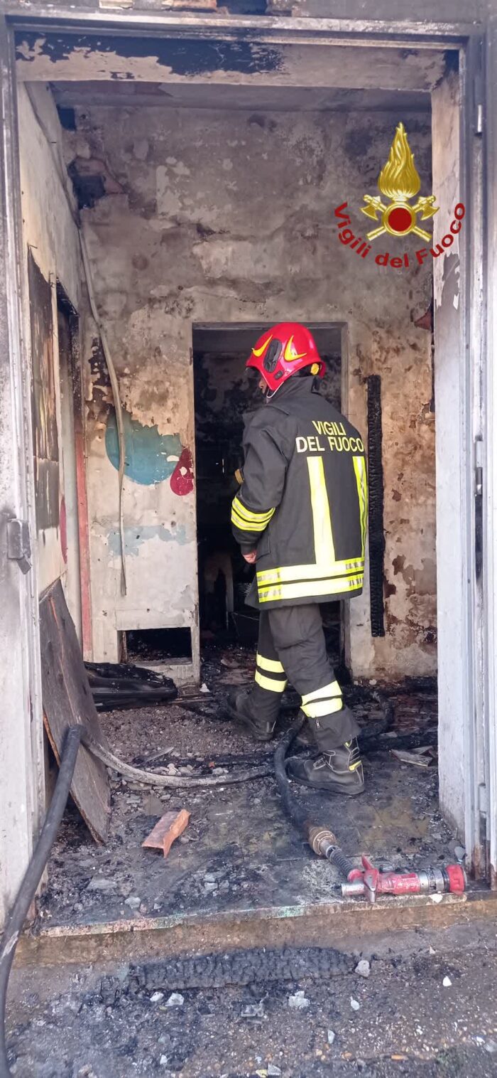 Roma, incendio in alcuni locali di via della stazione Tuscolana: morto un cane