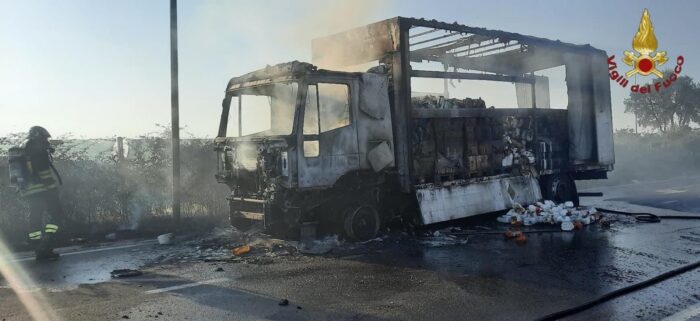 roma laurentina incendio camion