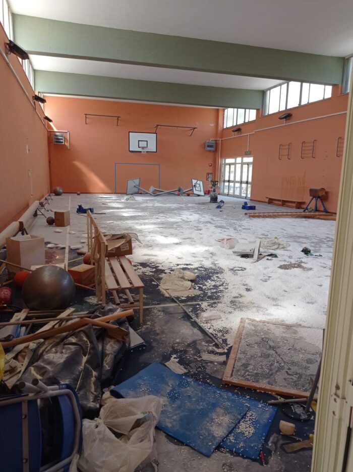 roma est castelverde scuola vandalizzata