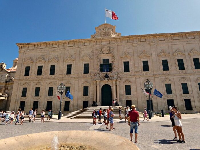 Malta, ragazzo italiano danneggia palazzo storico per farsi una foto