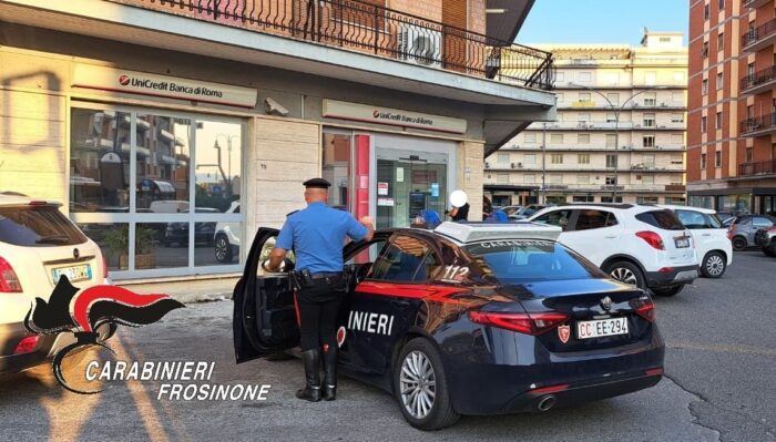 Frosinone, 74enne rapinato mentre preleva dal bancomat, 2 arresti