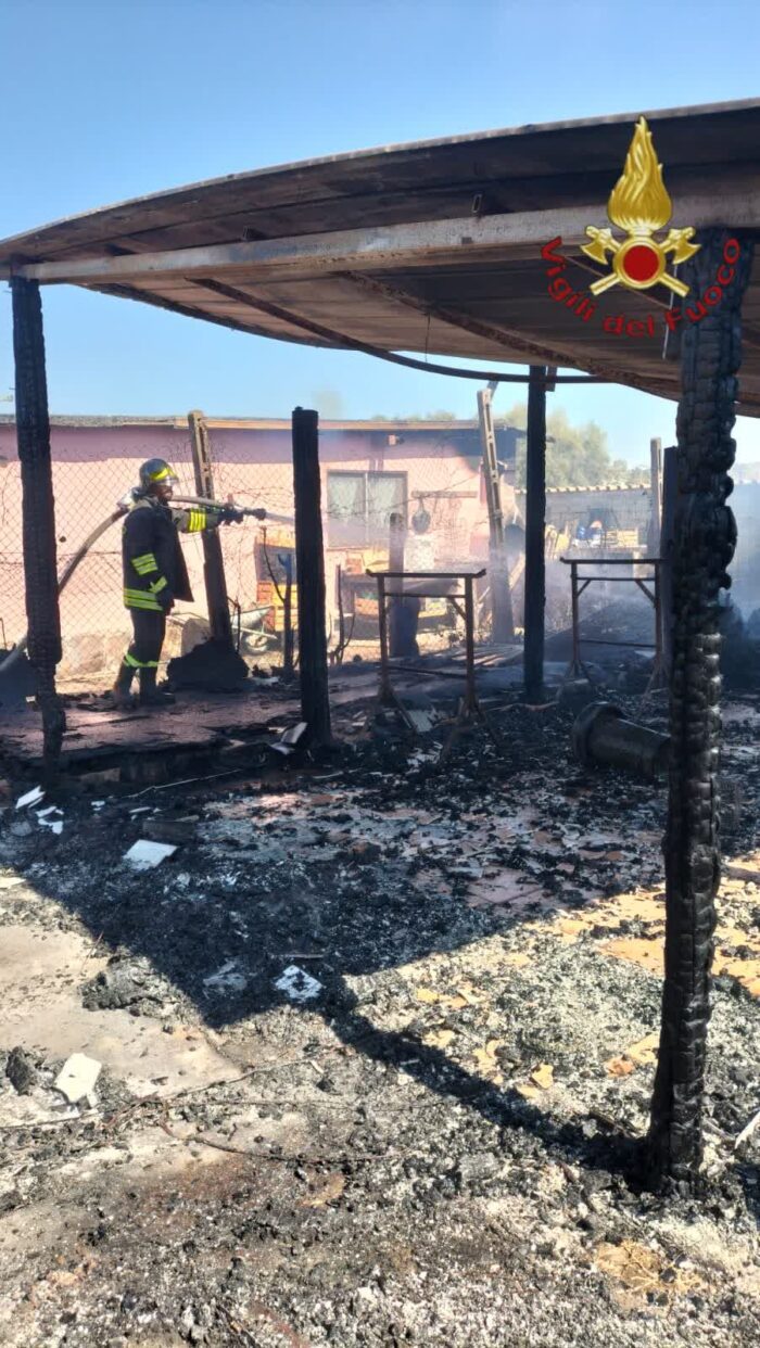 Roma, fiamme in un capannone: intervengono i Vigili del Fuoco