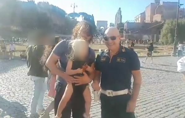 Colosseo. La Polizia Locale restituisce il portafoglio a Patty, una piccola turista