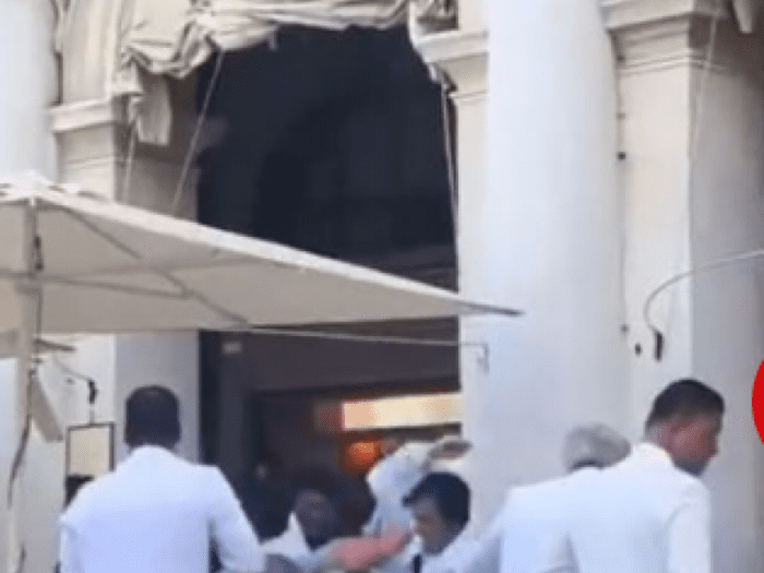 camerieri turisti bagno rissa