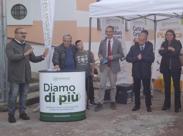 Nel comune di Segni si è tenuta ieri l'assemblea pubblica, cui centro dell'attenzione è stato il prossimo lancio della raccolta differenziata porta a porta, fissato per lunedì 30 ottobre, in località Sacriporto (ex pantano).  L'evento ha visto la partecipazione del Sindaco del Comune di Segni, Silvano Moffa, il Vicesindaco, Chiara Pizzuti, l'Assessore all'Ambiente, Antonella Iannucci, i rappresentanti di Minerva Ambiente, tra cui l'Amministratore unico, Alessio Ciacci, e il Direttore, Massimiliano Massimi, nonché numerosi cittadini intervenuti per conoscere da vicino il nuovo servizio di raccolta differenziata. Un'iniziativa che segna un passo avanti significativo verso una comunità più sostenibile. Fino ad oggi, infatti, la partecipazione durante la fase di consegna dei kit è stata eccezionalmente alta, con la distribuzione di circa 1000 nuovi kit alle utenze domestiche, coprendo la quasi totalità delle famiglie in pochissimi giorni, grazie al forte senso civico della comunità. Una sfida che ha trovato largo consenso anche durante l'assemblea e che ha permesso di fornire a tutti i partecipanti una comprensione approfondita del funzionamento del nuovo sistema di raccolta. Durante l'assemblea, i cittadini residenti in località Sacriporto (ex Pantano) hanno avuto la possibilità di chiarire dubbi con gli esperti presenti, garantendo che il passaggio alla raccolta differenziata sia il più agevole possibile e possa garantire un significativo incremento nella raccolta differenziata.  Inoltre, la disponibilità del personale per il ritiro dei kit all'inizio della prossima settimana (lunedì e martedì dalle 9:00 alle 13:00 e dalle 14:00 alle 17:00, e il 1 novembre solo al mattino dalle 9:00 alle 13:00) sottolinea l'impegno di tutti a rendere questo passaggio il più semplice ed efficace possibile per la comunità. Durante l'incontro, oltre al nuovo calendario di raccolta sono stati ricordati l'ottima funzionalità del nuovo Centro di raccolta in Via Carpinetana, il numero verde 800714090, nonché l'applicazione Junker utile per qualsiasi chiarimento sulla differenziazione di ogni scarto domestico.