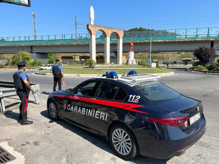 Colleferro si rifiuta di prestargli il telefono e lei lo accoltella, arrestata 18enne