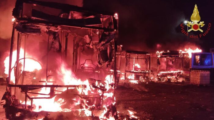 Cinque autobus in fiamme in una rimessa di via Maglienella a Roma