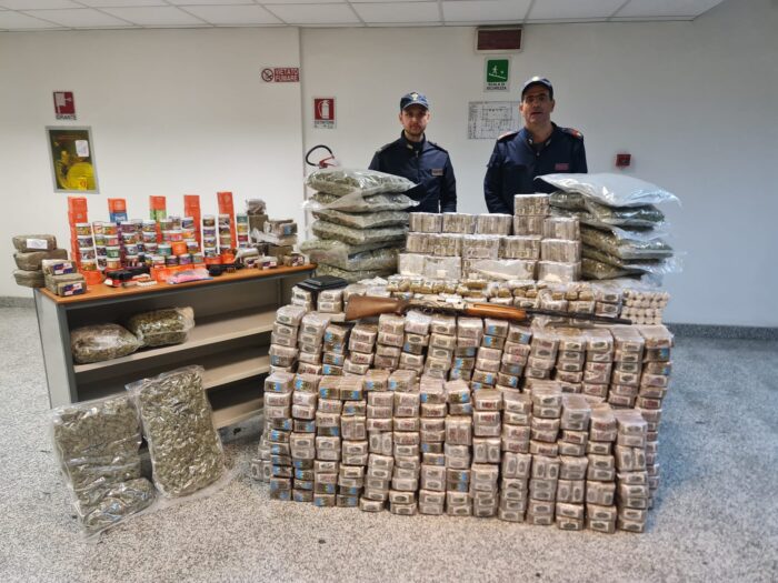 Roma, maxi colpo allo spaccio: sequestrati oltre 300 kg di droga