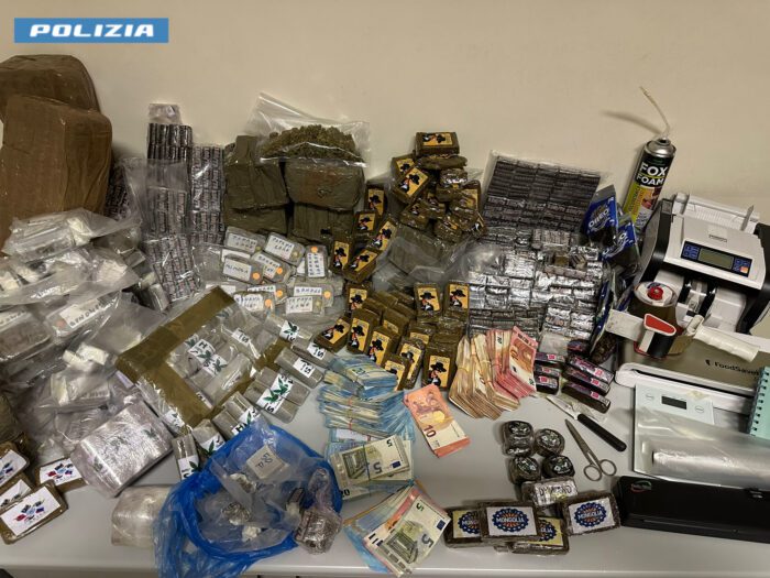 Spaccio di droga a Roma: arrestati quattro giovanissimi, sequestrati oltre 54 kg di hashish
