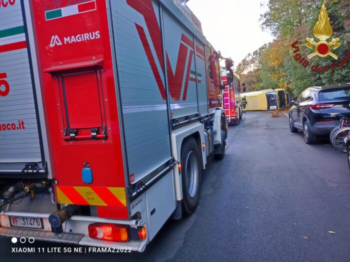 Scuolabus si ribalta a Rocca di Papa: all'interno autista e bambini