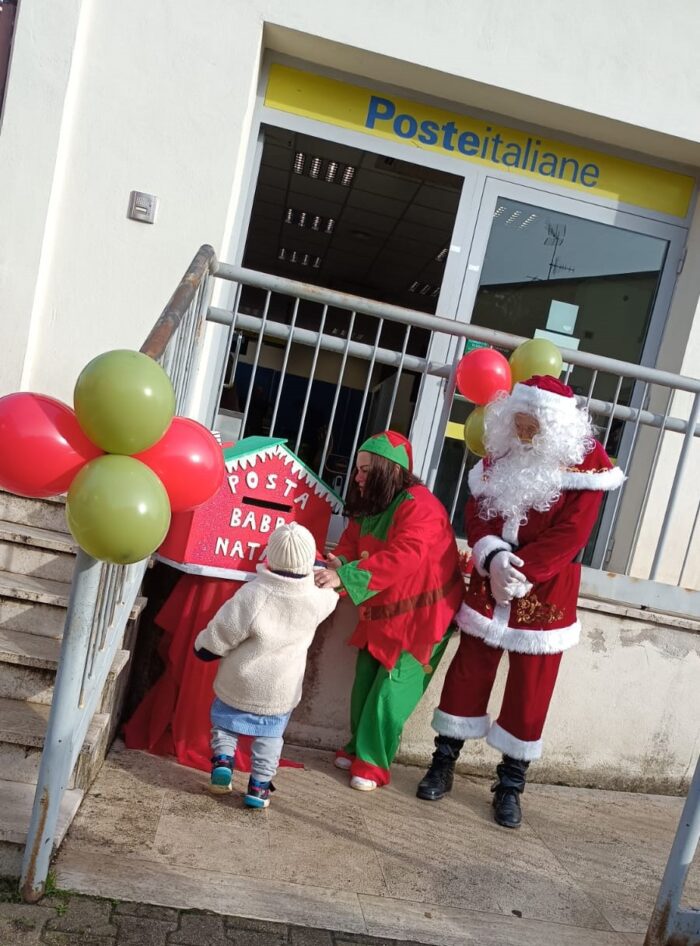 Labico, 130 bimbi spediscono la letterina a Babbo Natale dall'ufficio postale