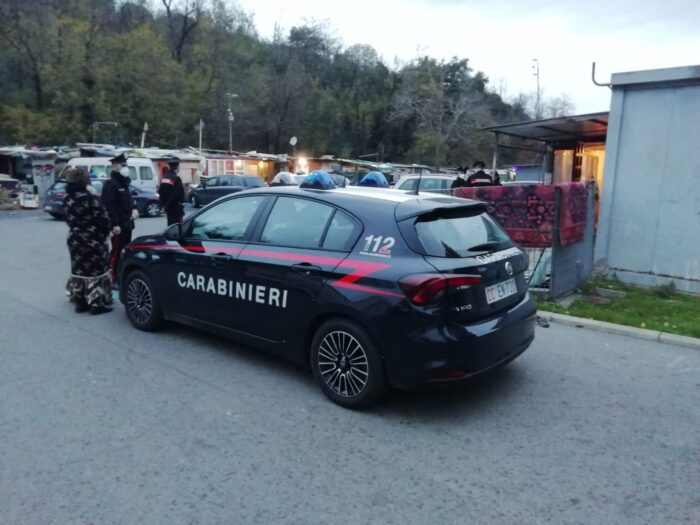 Sassi contro mezzi Atac, i carabinieri controllano campo nomadi