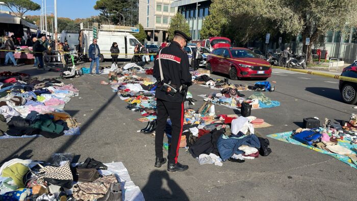 Controlli dei Carabinieri a Piazzale Ostiense contro gli ambulanti