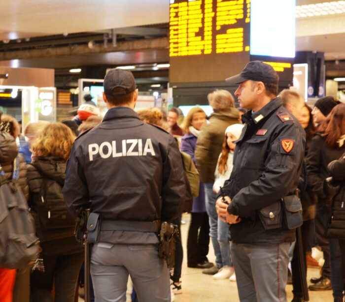 Roma Termini, bimba si perde in stazione: ritrovata grazie alla Polfer. Il report sui controlli dal 23 al 29 dicembre nelle Stazioni di Roma