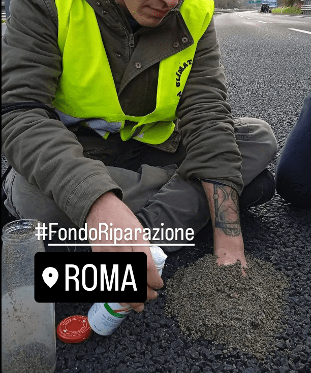 Roma, gli attivisti di Ultima Generazione bloccano l'A12