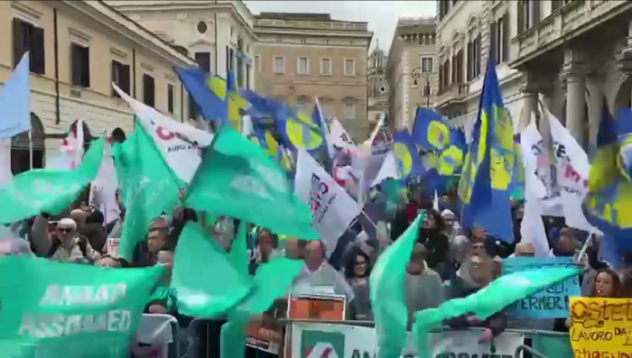 Lo sciopero di medici e infermieri a Roma per difendere la sanità