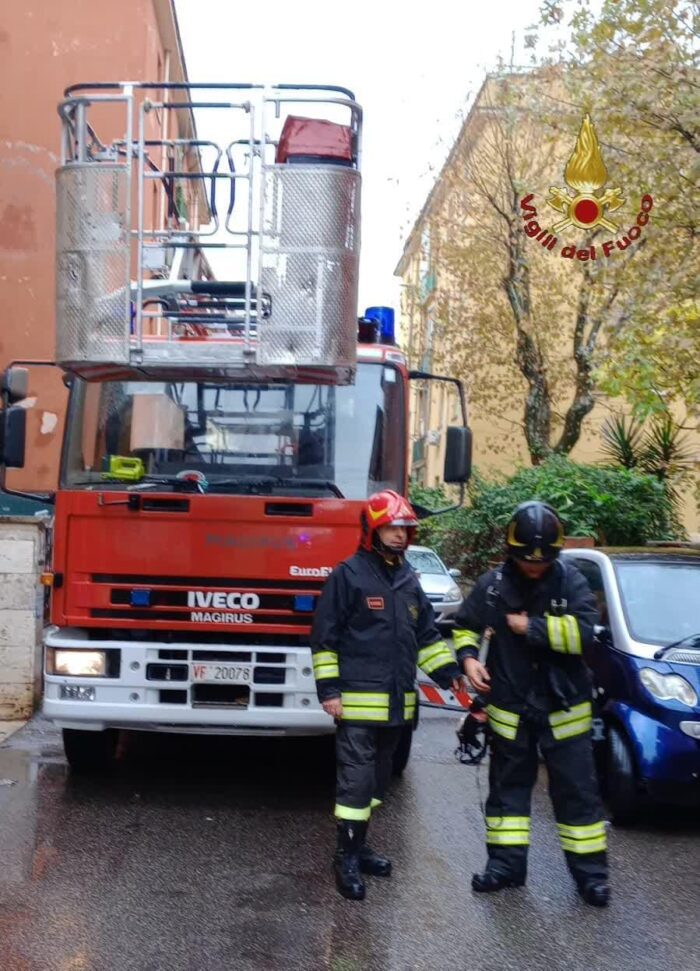 Incendio in una palazzina di quattro piani a Roma