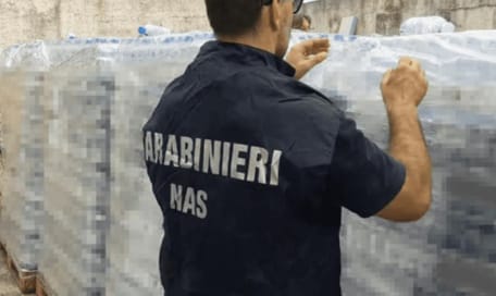 Sequestrate circa 4mila bottiglie d'acqua da un supermercato in provincia di Frosinone