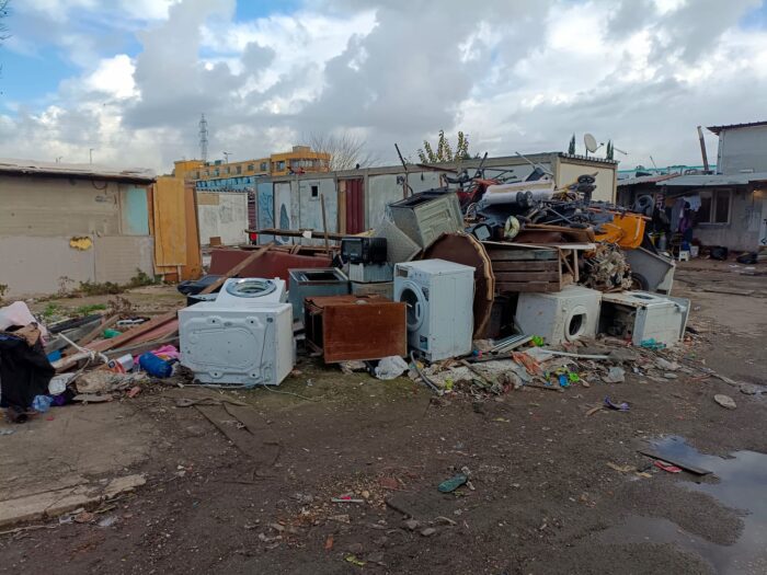 Continuano gli scarichi illegali di rifiuti nei campi rom di Roma